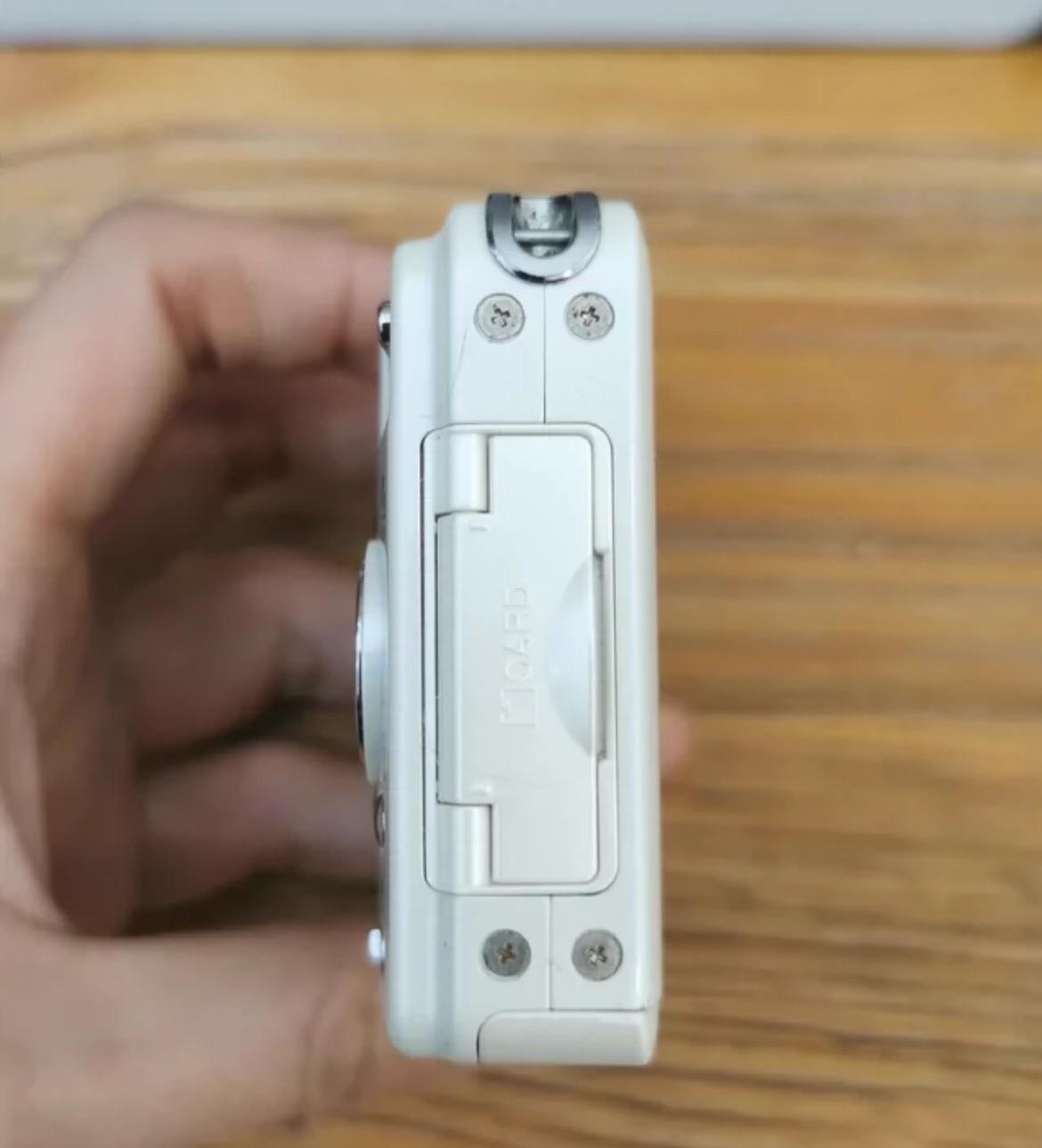 Nikon CoolPix S1 ！ white