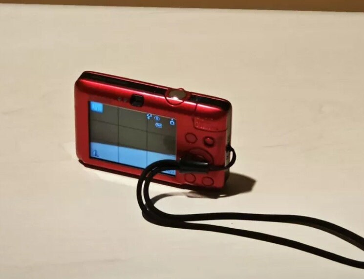 canon IXUS 100is！RARE Red !