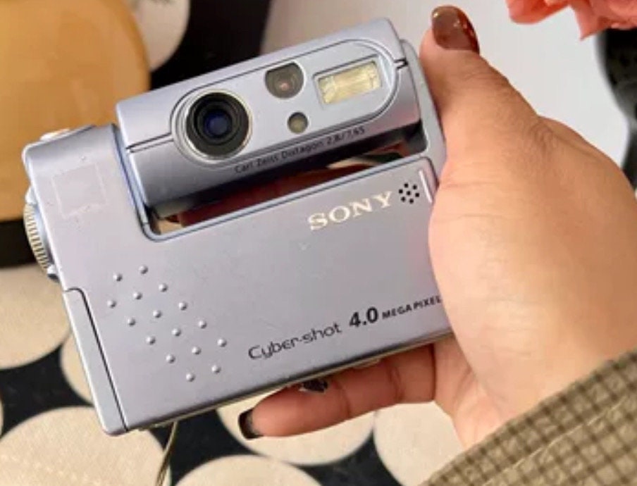 Sony CyberShot DSC-F77！Ice blue