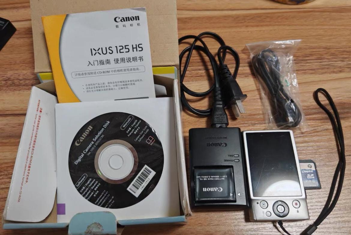 Canon IXUS 125hs ! In Box!! Vintage digital camera!