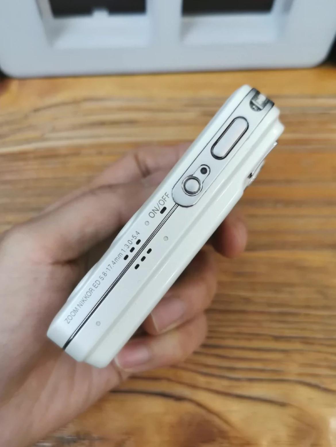 Nikon CoolPix S1 ！ white