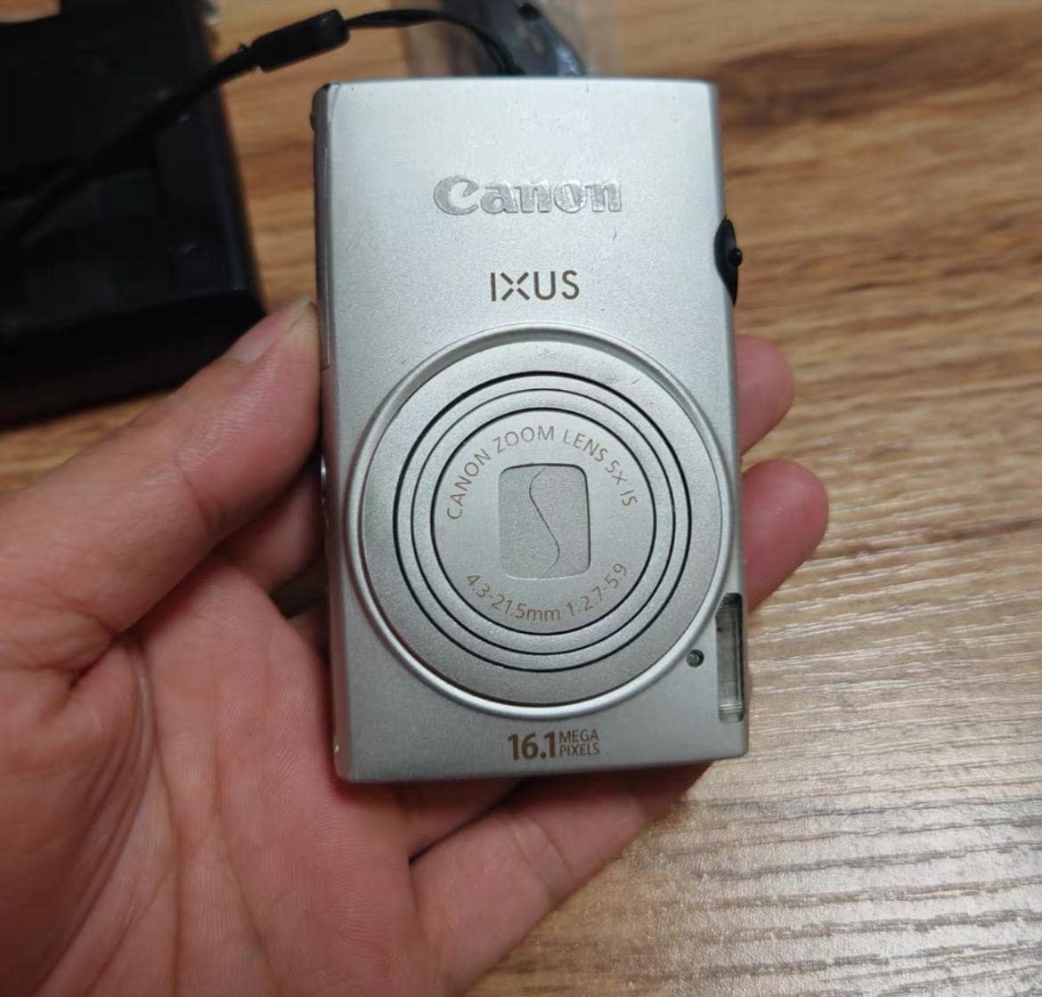 Canon IXUS 125hs ! In Box!! Vintage digital camera!