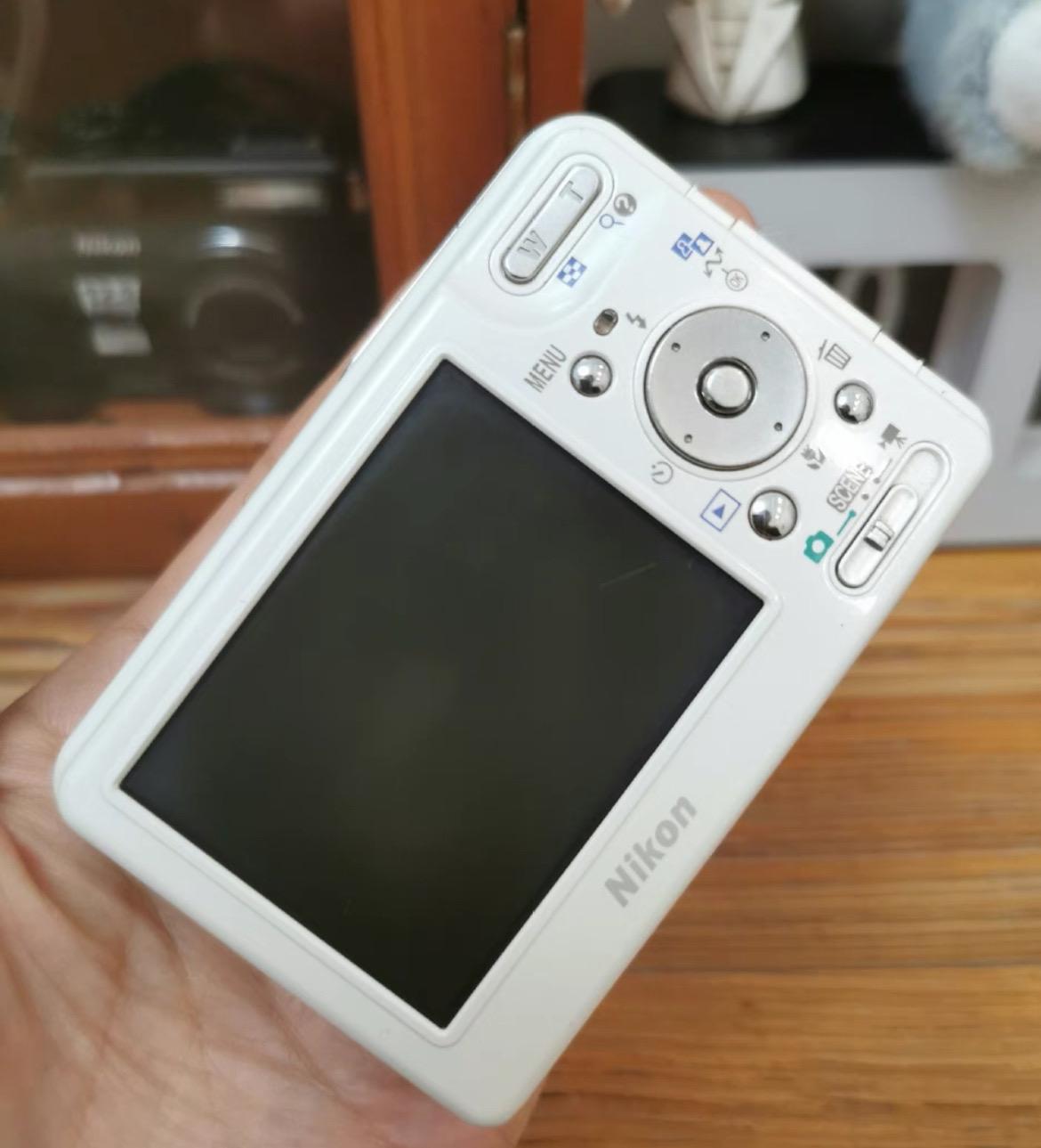 Nikon CoolPix S1 ！ white