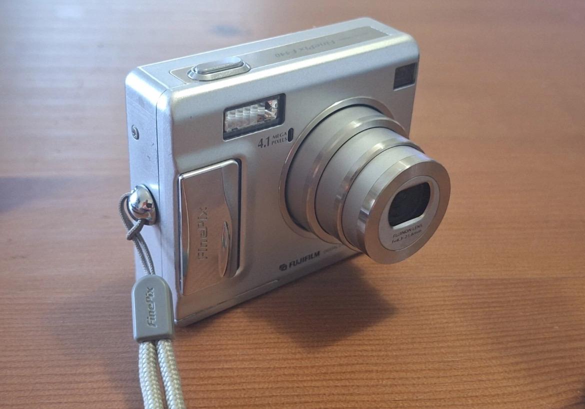 Fujifilm FinePix F440zoom! RARE !! original box!!!