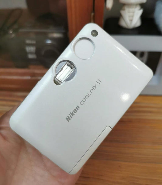Nikon CoolPix S1 ！ white