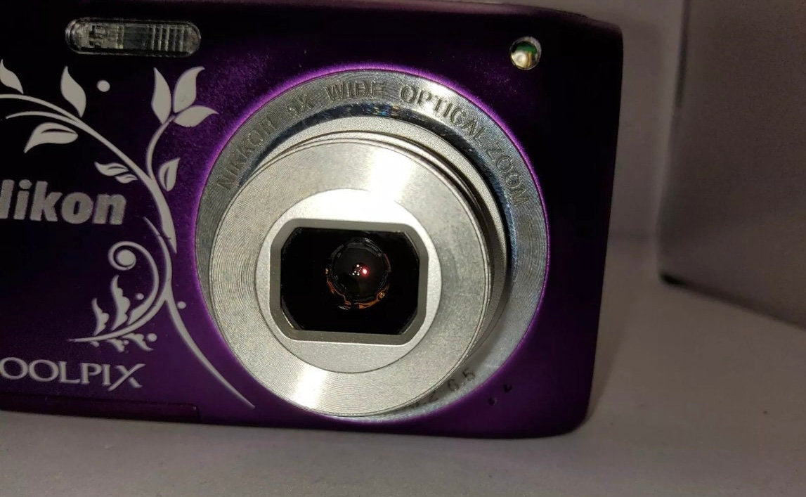 Nikon CoolPix S2900! purple!  Rare design!