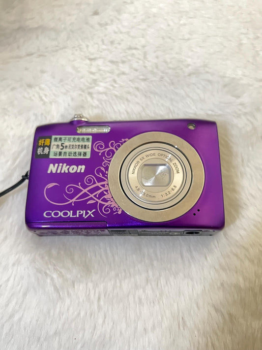 Nikon CoolPix S2600!  Rare design! Purple