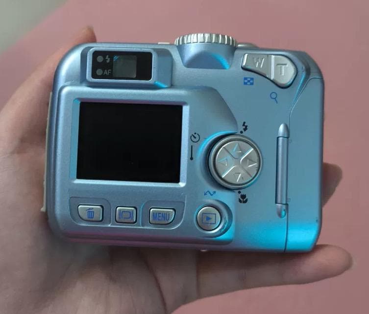 NIKON COOLPIX 2100 (E2100)  Rare colours